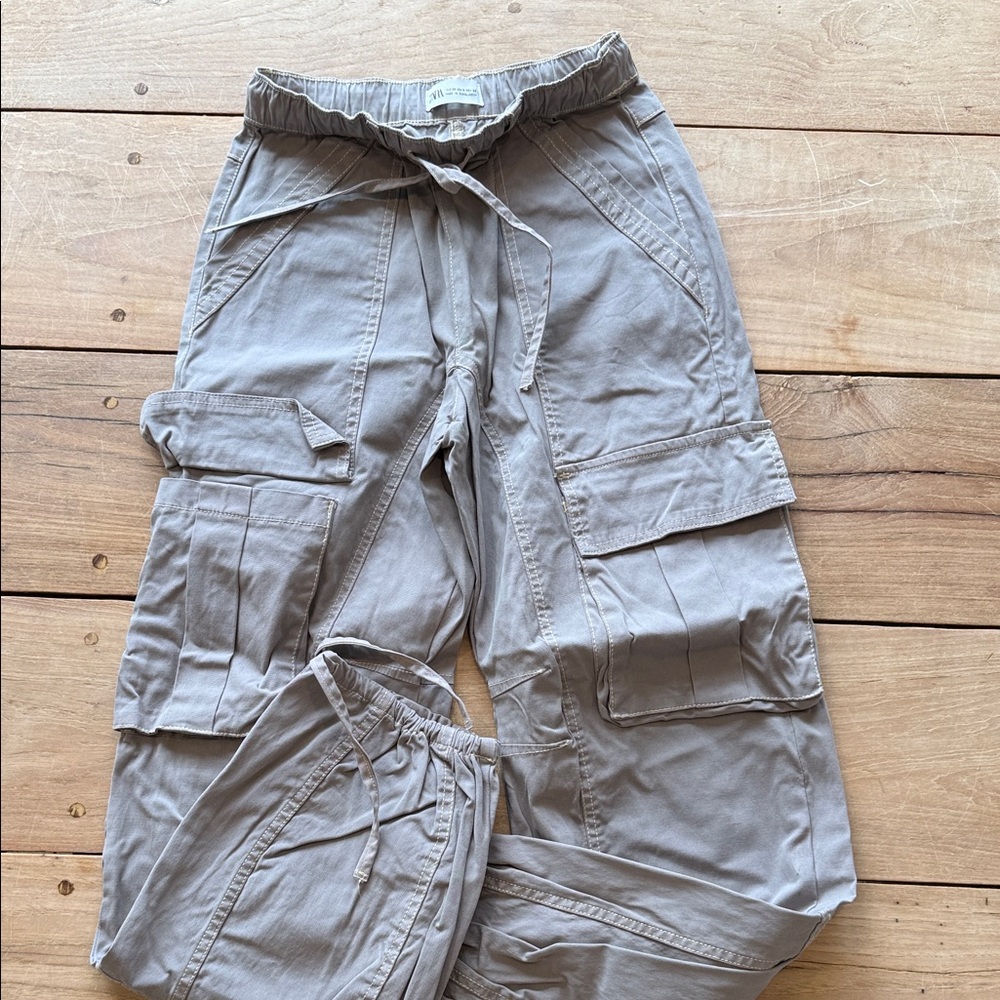 Zara women’s size 0 Cargo Pants in Light Taupe